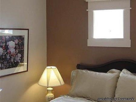 Plum Grove Inn Айова Сити Стая снимка