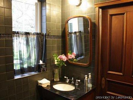 Plum Grove Inn Айова Сити Стая снимка