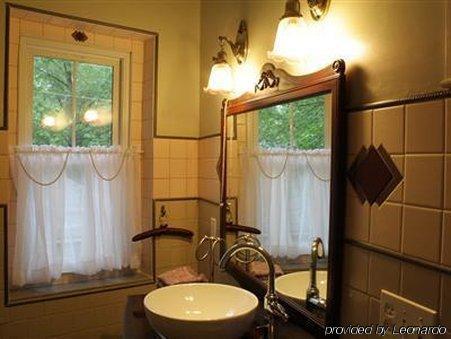 Plum Grove Inn Айова Сити Стая снимка
